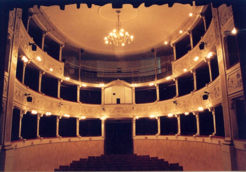 teatro.jpg-nggid042879-ngg0dyn-1690x1183x100-00f0w010c010r110f110r010t010.jpg