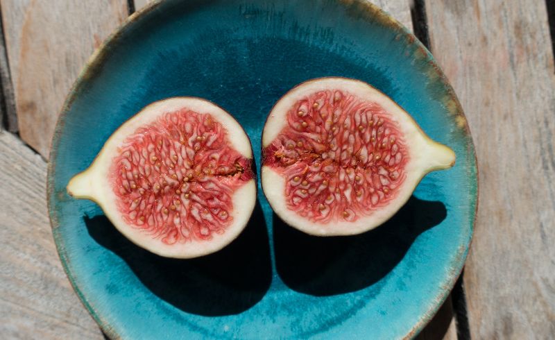 fig-sliced-plate-wooden-table
