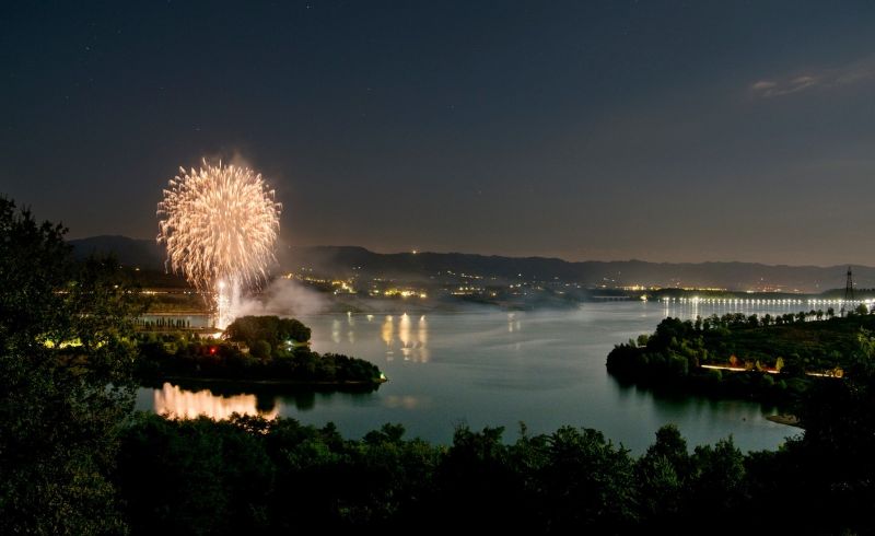 Fuochi artificio lago Bilancino 1 MENCHETTI