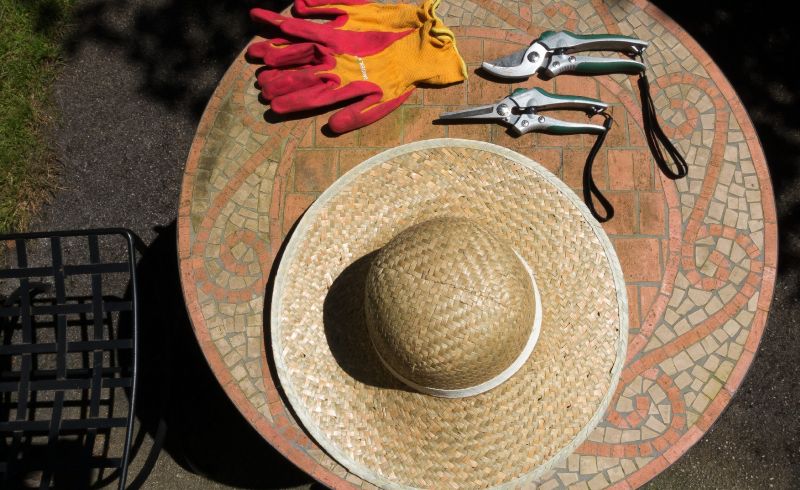 sun-hat-protection-uv-radiation-scissors-162443