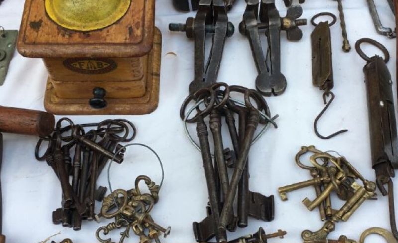 COLLEZIONISTI IN PIAZZA SCARPERIA